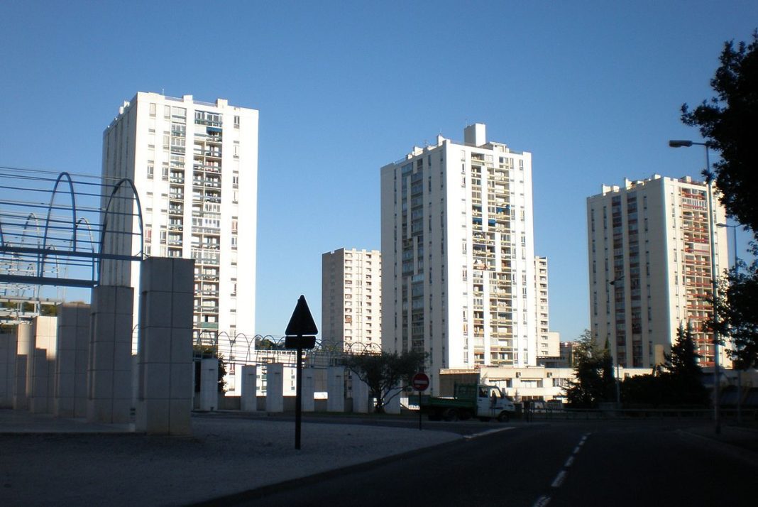 1200px-Pissevinnimes