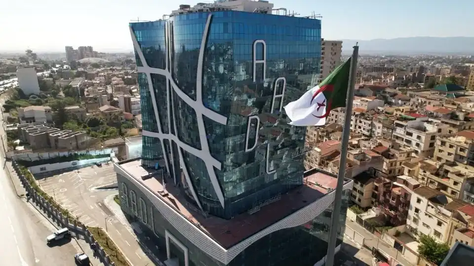 Siège de l’Agence nationale de l’amélioration et du développement du logement (AADL) avec le drapeau algérien