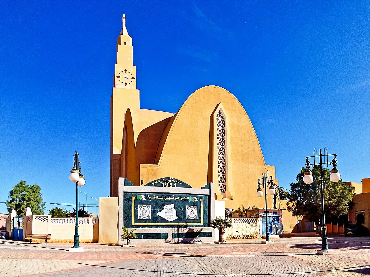 La place du 1er-Novembre à Béchar, wilaya de Béchar (Algérie)
