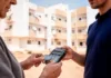 Oran : l’OPGI encaisse les loyers au pied des immeubles, par carte CIB ou Edahabia Paiement du loyer par carte sur un terminal de paiement devant un immeuble OPGI