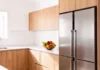Réfrigérateur en Algérie : prix, marques et conseils pour bien choisir Réfrigérateur combiné inox dans une cuisine moderne