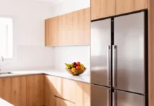 Réfrigérateur en Algérie : prix, marques et conseils pour bien choisir Réfrigérateur combiné inox dans une cuisine moderne
