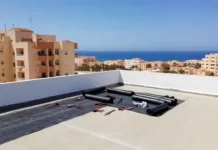 AADL Tipaza : les toitures de 29 immeubles refaites dans trois cités Travaux d’étanchéité sur le toit d’un immeuble AADL à Tipaza