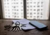 Échange de logements AADL et LPA : ce que dit la loi Clés d'appartement et papier manuscrit sur une table, illustrant l'échange informel de logements AADL et LPA