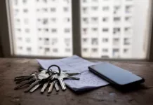 Échange de logements AADL et LPA : ce que dit la loi Clés d'appartement et papier manuscrit sur une table, illustrant l'échange informel de logements AADL et LPA