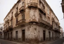 Oran : 36 familles évacuées d’immeubles menaçant ruine, relogées à Sidi El Bachir Immeuble ancien dégradé à Oran